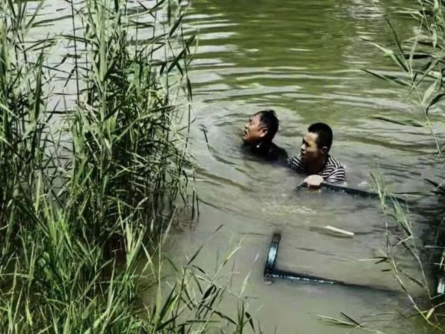勇救2名落水群众的武警战士，荣立二等功！