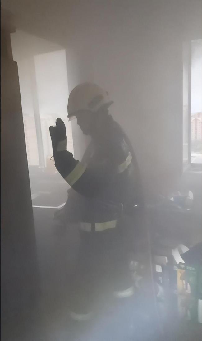 男子燉雞時酣睡 醒來身邊站滿消防員 醉酒險釀大禍