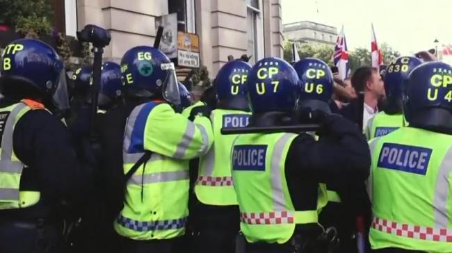 伦敦因移民问题爆发大规模示威活动 对立游行引发冲突