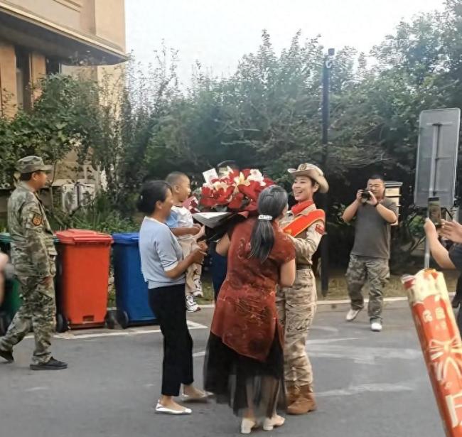 参加九三阅兵女民兵为入伍弟弟送行