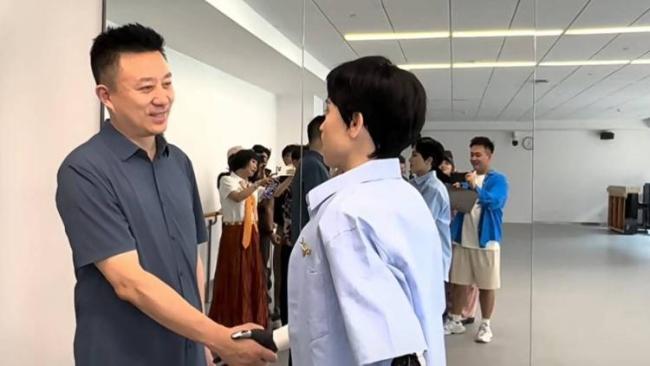 全國首位機(jī)器人博士生上戲報(bào)到 與央視主播互動(dòng)