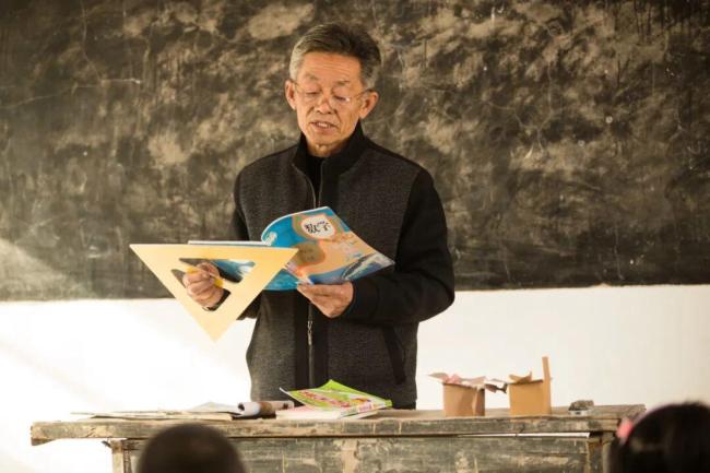 退休老师成了学校争抢的香饽饽 经验丰富的他们再发光