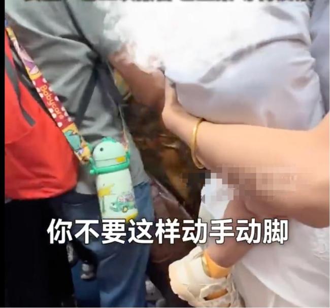 警方介入女子地铁拒让座被大妈打 拒绝道歉引发争议