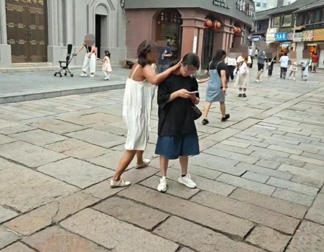 路人被穿着暴露女子连续扇打