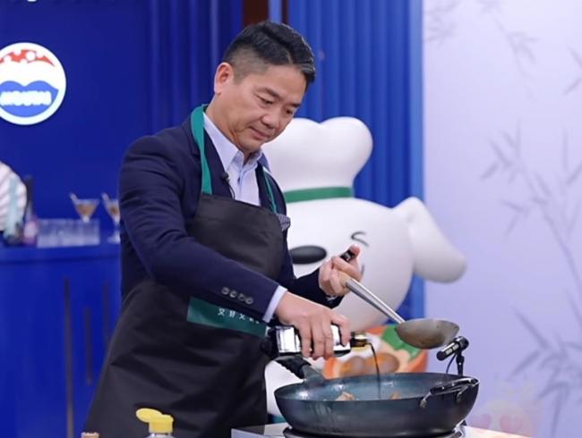 刘强东称只要回家就会给家人做菜