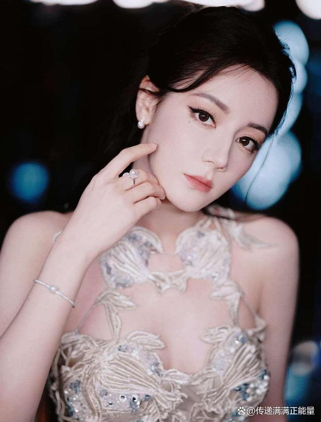 迪丽热巴这是看到美女了 自信美出圈