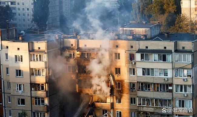 俄无人机袭击乌克兰建筑 碎片四溅 乌多地遭大规模空袭