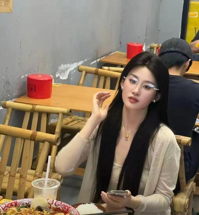 广东女孩撞脸刘亦菲涨粉20万 神似明星引热议
