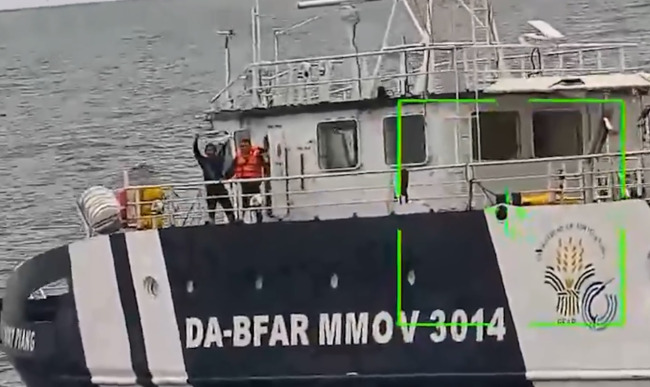 视频来了!菲律宾东谈主员被中方水炮喷射后举白旗