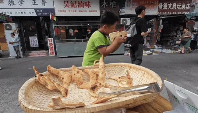 “东风-5C烧饼，吸引范围覆盖全网！”