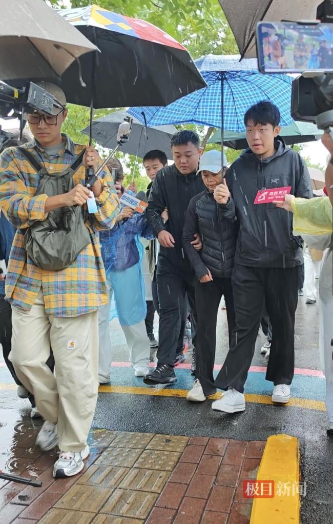 入室搶嬰案被搶嬰兒如今1.8米多大高個 母子三人共赴庭審