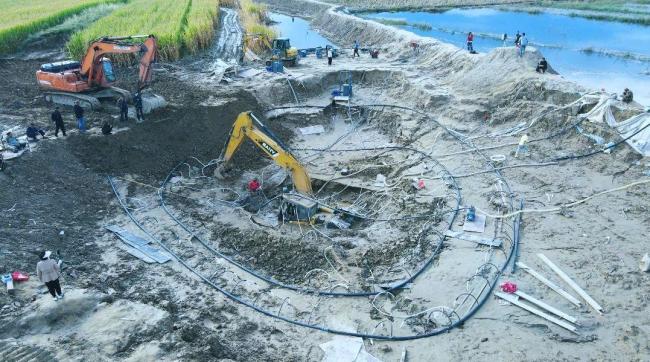 36万挖机抗洪陷沼泽老板出5万救它 救援难度大引发关注