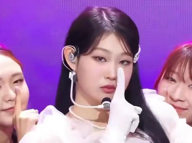 张智霖儿子在《歌手》做暑假工 星二代颜值优势引发关注