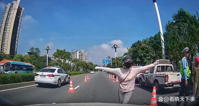 女子不配合执法跑到机动车道拦车 任性行为引发关注