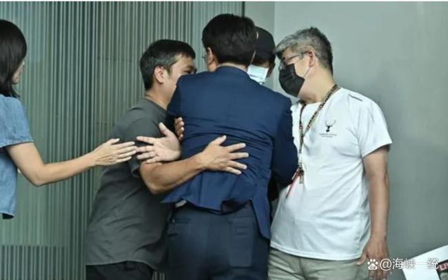 卓伯源大闹国民党主席选举辩论会现场
