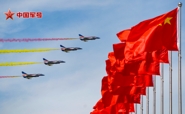 中国战机与红旗绝美同框！