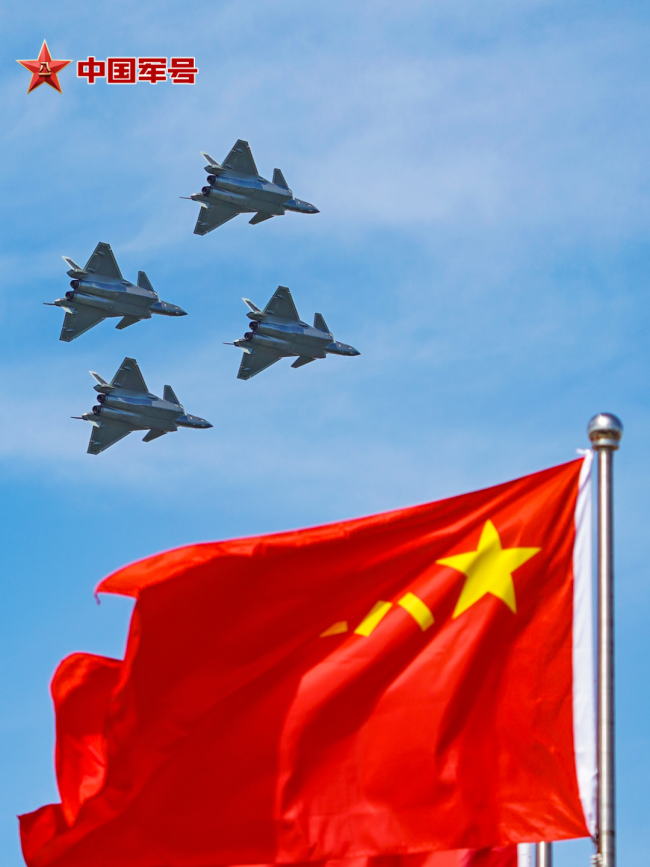 中国战机与红旗绝美同框！