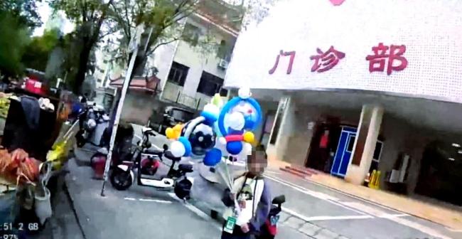 女子路遇卖编气球小摊 花篮只要5块