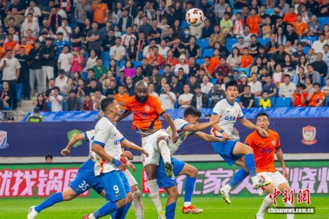 中超：青島海?！敖^平”山東泰山 保級(jí)關(guān)鍵戰(zhàn)奪分