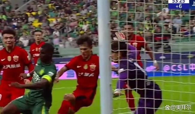 中超争议判罚！王燊超压哨踢人送点，媒体人不满：逃过红点套餐