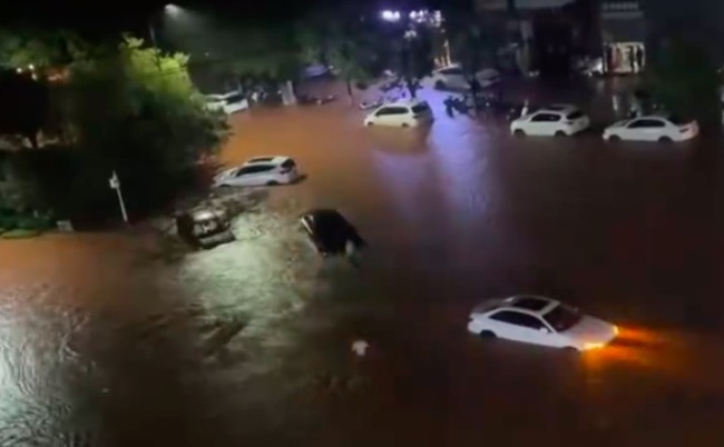 云南暴雨致小区围墙倒塌多车被压 当地连夜抢险转移居民