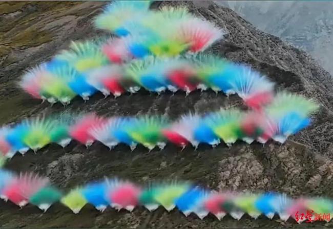 《我的阿勒泰》作者谴责始祖鸟烟花秀 艺术不应伤害大地