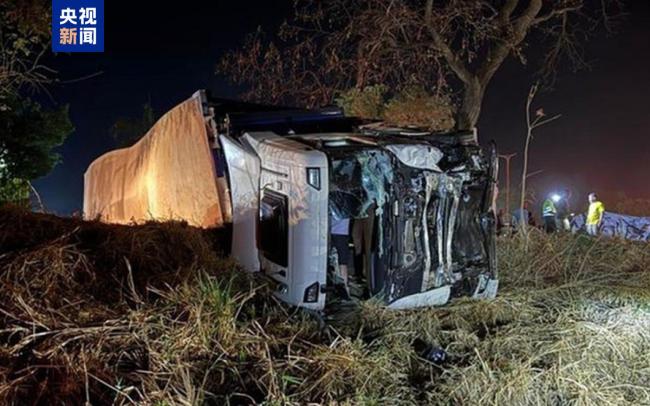 巴西中部发生连环车祸 造成至少8人死亡