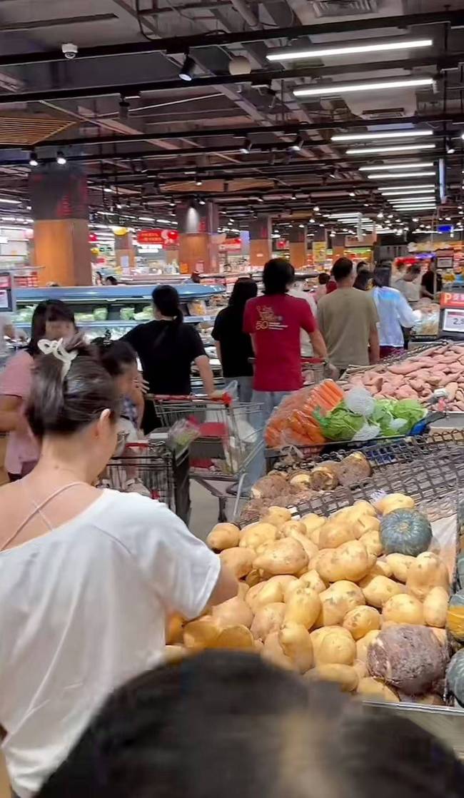 广东市民等风来：准备五六个充电宝 超强台风“桦加沙”逼近