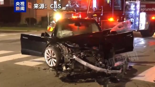 美国芝加哥一公交大巴深夜撞歪民宅 