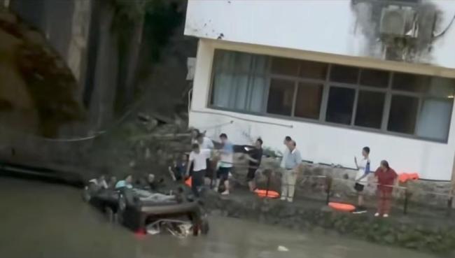 小汽车撞倒护栏坠桥律师救人 律师团建勇救落水者