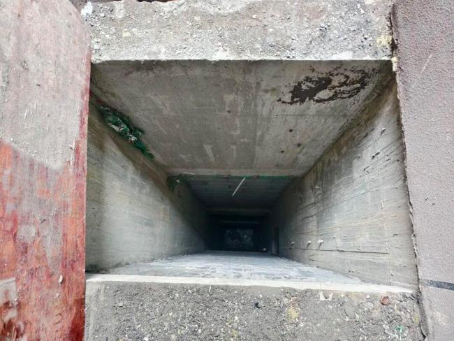 一个男孩在一个张贴多个口号的社区中跌倒好，