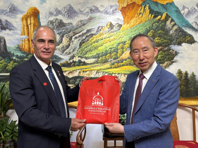 努涅斯向龙宇翔赠送纪念品