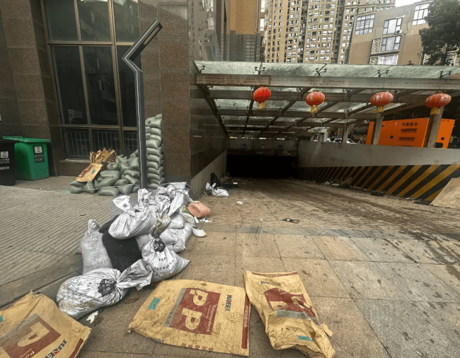 温州一小区近50辆车被淹 暴雨致车库成“水库”