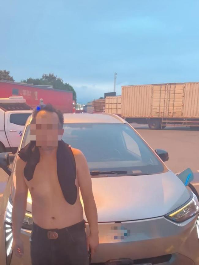 高速上新能源车突然没电 司机硬推2公里