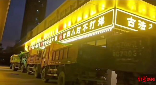 老板租十几辆大卡车围住店铺防台风，每台约400元