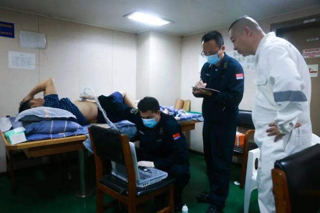 舟师亚丁湾海域遑急挽回一商船船员 彰显就业担当