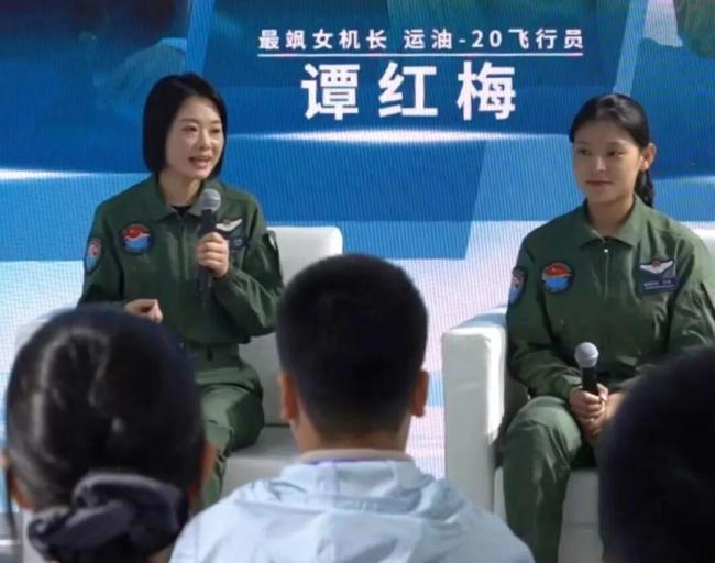 中央剧院指挥空军的许多女飞行员使外观集中了