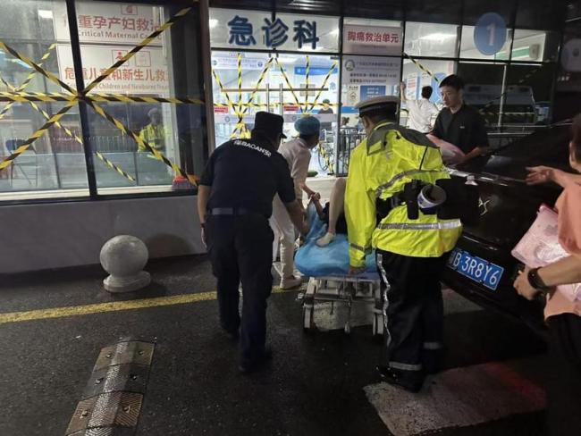 广东孕妇台风夜紧急送往医院生产 深惠两地交警接力护航