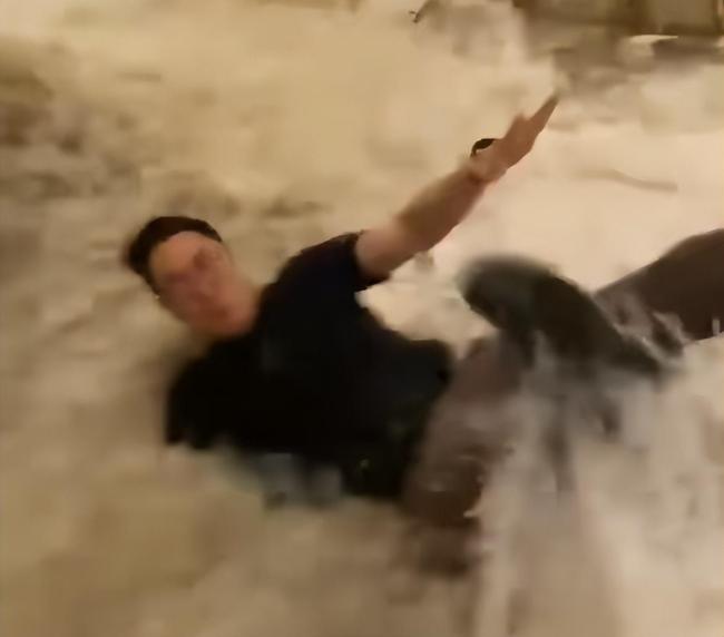 台风天海水冲爆酒店大门！有人被冲倒 香港全城严阵以待