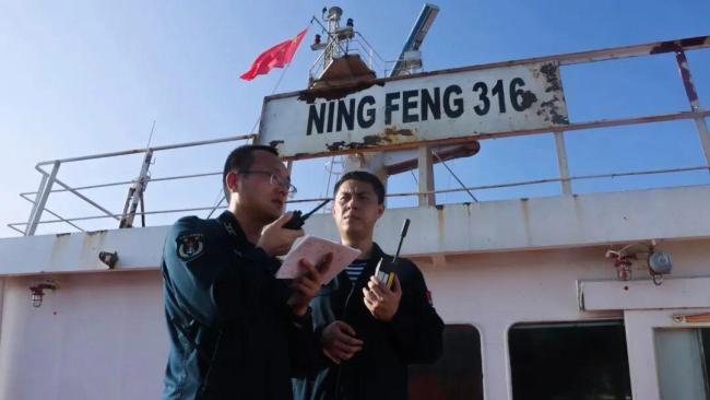 舟师亚丁湾海域遑急挽回一商船船员 彰显就业担当