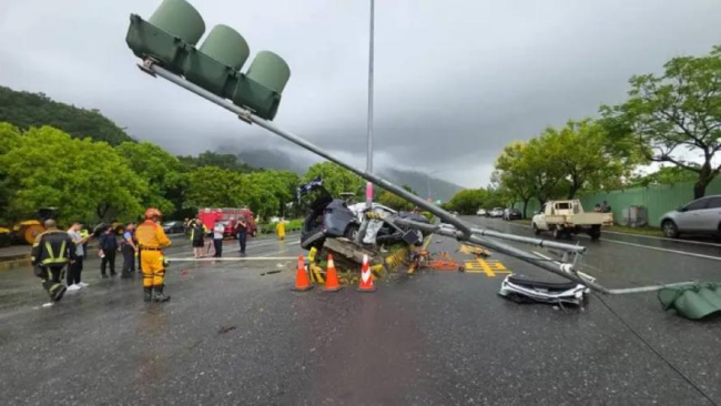 台湾一押解警车失控致通缉犯死亡 雨天路滑酿悲剧