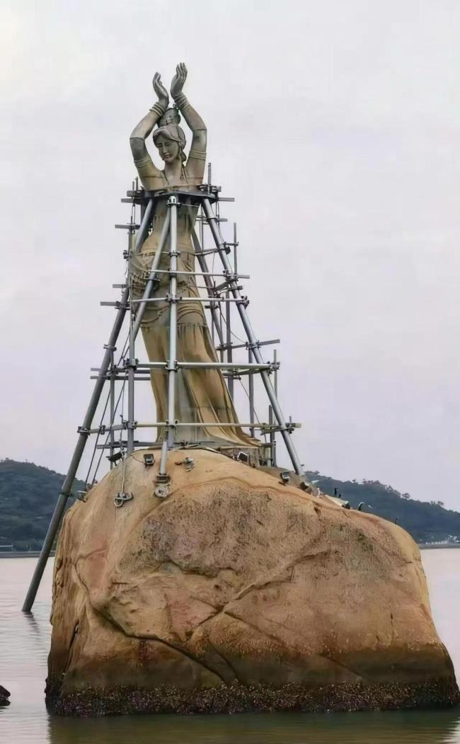 深圳证券交易所前面的牛雕塑被捆绑并伪造。在