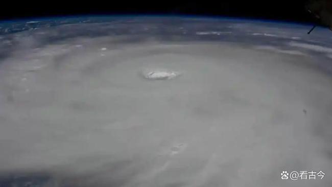 海外空间站拍到桦加沙台风眼