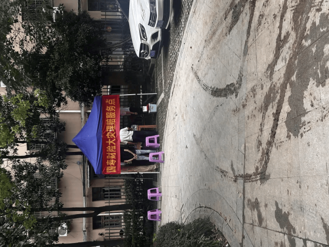 温州一小区近50辆车被淹 暴雨致车库成“水库”