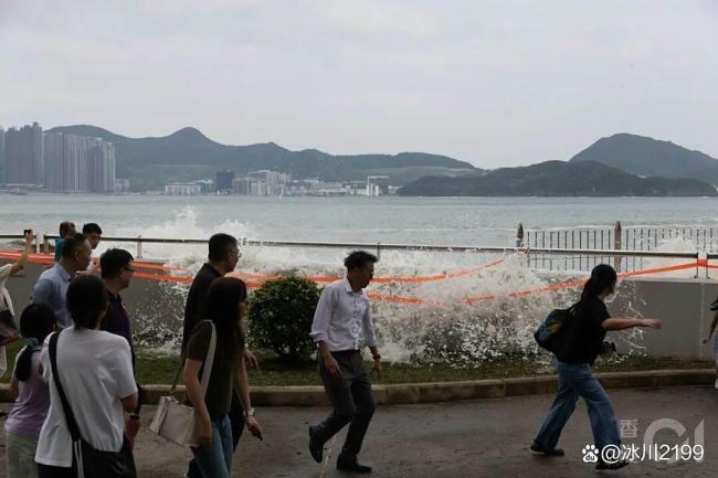 一家三口被巨浪卷走 台风天观浪悲剧