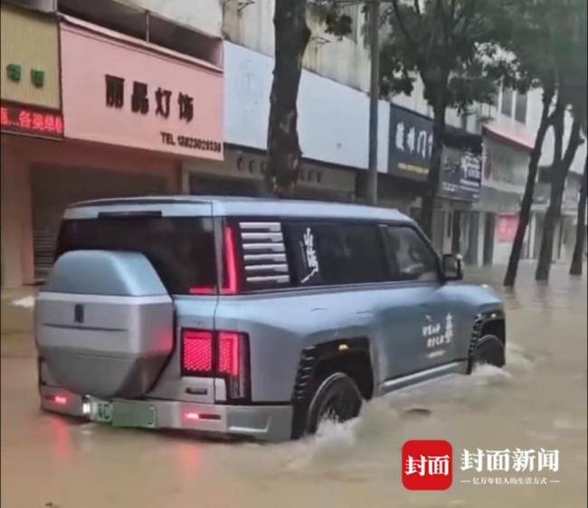 珠海司机台风天驾车造浪被拘10日 涉水行驶致商铺受损