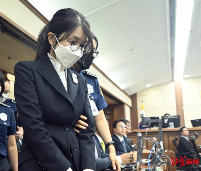 囚号“4398”金建希首次出庭否认全部指控 庭审仅40分钟结束