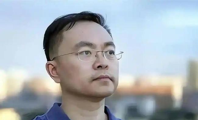 助理称蔡磊仍能用眼动仪线上办公 每日工作超10小时