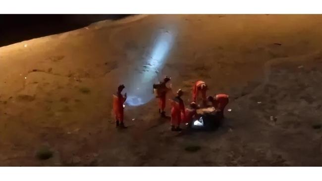 台男子泥流中游泳惊险逃生 生死救援引发关注