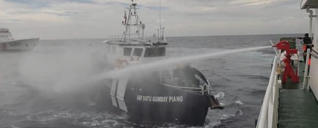 菲船侵闯黄岩岛被水炮喷射后举白旗 菲方挑衅遭反制